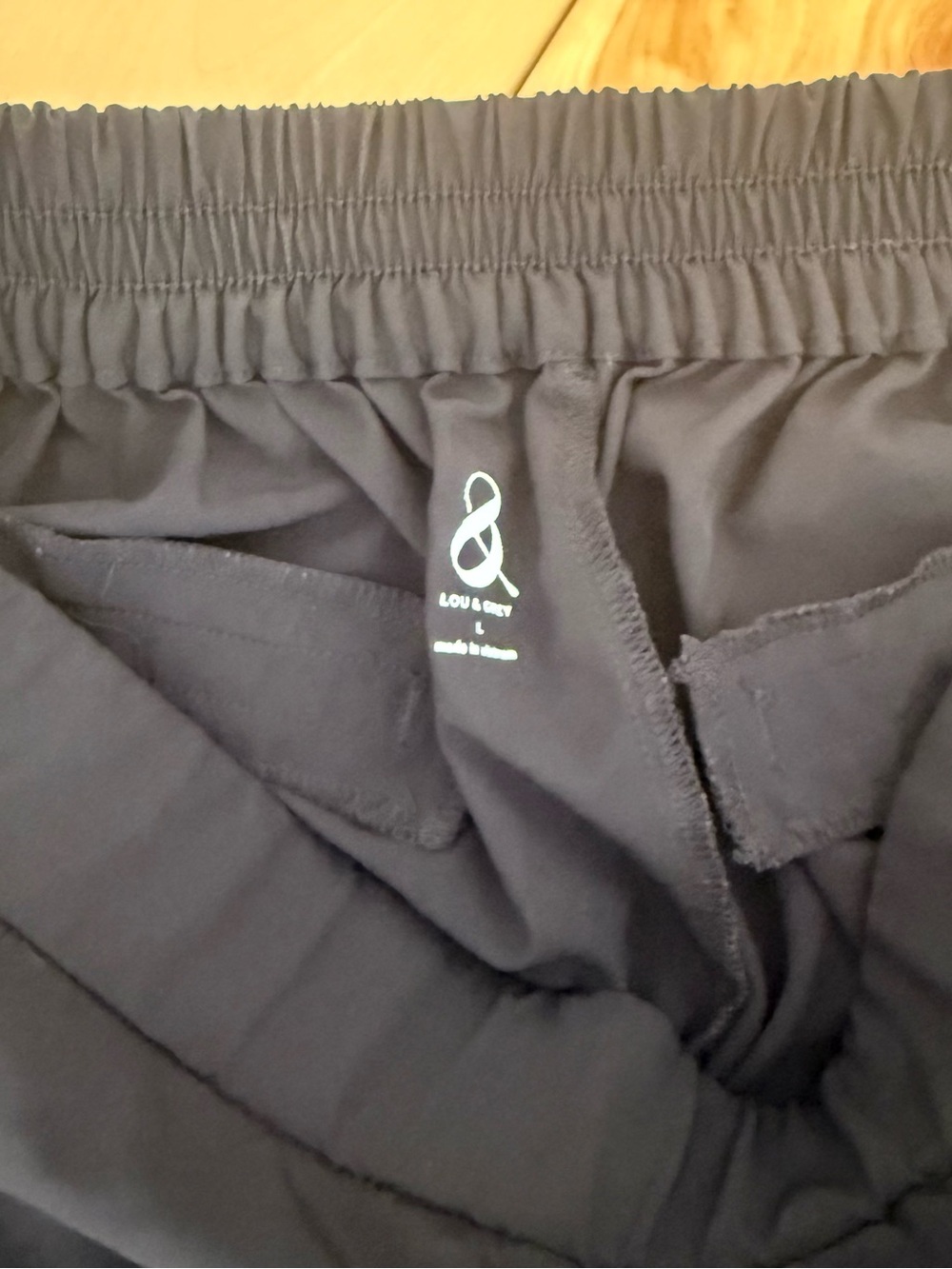 High-Waist Black Pleated Shorts with Elastic Waistband - Picture 2 of 4